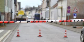 Absperrung der Polizei und Spurensicherung am Tatort in Bexbach (Foto: picture alliance / BeckerBredel)