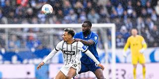 Bambasé Conté (l, SV 07 Elversberg) und Patric Pfeiffer (SV Darmstadt 98) kämpfen um den Ball. (Foto: picture alliance/dpa | Uwe Anspach)