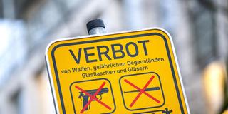 Waffenverbotszone: Schild mit Piktogrammen von Klappmesser, Schusswaffe, Baseballschläger und zerbrochenem Glas (Foto: picture alliance/dpa | Sina Schuldt )