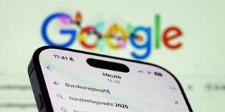 Das Wort „Bundestagswahl“ ist als Suchbegriff auf der Seite von Google auf einem Smartphone zu sehen (Foto: picture alliance/dpa | Robert Michael)