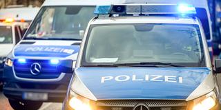 Polizeifahrzeuge im Einsatz (Foto: picture alliance/dpa | Jens Kalaene)