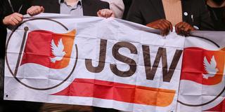 Junge Menschen halten ein Transparent mit der Aufschrift JSW in der Hand (Foto: picture alliance / dts-Agentur)