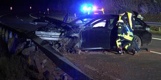 Rettungskräfte an einem zerstörten Auto nach einem Verkehrsunfall auf der A8 zwischen Merzig und Rehlingen (Foto: picture alliance/dpa | Thorsten Kremers)