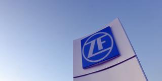 Das Logo der ZF auf einem Getriebegehäuse (Foto: dpa/Felix Kästle)