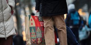 Passanten sind mit ihren Weihnachtseinkäufen unterwegs (Foto: picture alliance/dpa | Christian Charisius)