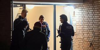 Einsatzkräfte der Polizei stehen in einem Hauseingang eines Mehrfamilienhauses (Foto: picture alliance/dpa/BlaulichtRheinlandNRW | BlaulichtRheinlandNRW)