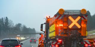 Ein Streufahrzeug des Winterdienstes fährt über die Autobahn. (Foto: picture alliance/dpa | Malin Wunderlich)