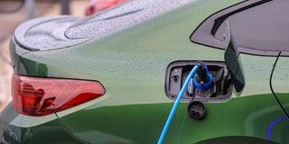 Ein Elektrofahrzeug an einer Ladesäule. (Foto: picture alliance/dpa | Jan Woitas)