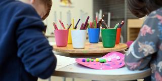 Kinder basteln gemeinsam in einer Kindertagesstätte (Foto: picture alliance/dpa | Maximilian von Klenze)