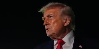 US-Präsident Donald Trump spricht zu Reportern, bevor er die Air Force One am Palm Beach International Airport besteigt (Foto: picture alliance/dpa/AP | Julia Demaree Nikhinson)