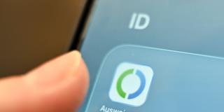 Auf einem Smartphone ist die AusweisApp des Bundes zu sehen (Foto: picture alliance/dpa | Katharina Kausche)