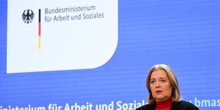 Bärbel Bas (SPD), Bundesministerin für Arbeit und Soziales, spricht nach der Übergabe des Berichts der Kommission zur Sozialstaatsreform.  (Foto: picture alliance/dpa | Sebastian Gollnow)