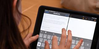Eine Schülerin arbeitet im Unterricht an einem Tablet (Foto: picture alliance/dpa | Carmen Jaspersen)