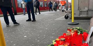 Blumen und Grablichter zum Gedenken an den getöteten Zugbegleiter liegen an einem Bahnsteig (Foto: picture alliance/dpa | Wolfgang Jung)