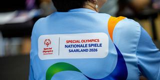 Eine Zuschauerin trägt ein blaues Shirt mit der Aufschrift «Special Olympics - Nationale Spiele Saarland 2026». (Foto: picture alliance/dpa | Laszlo Pinter)