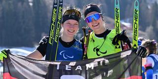 Johanna Recktenwald (l.) und ihr Guide Emily Weiss aus Deutschland jubeln im Ziel bei den Paralympics. (Foto: picture alliance/dpa | Martin Schutt)