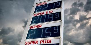 Preistafel an einer Tankstelle. Der Preis fuer alle Treibstoffsorten liegt bereits deutlich über der 2-Euro Marke.  (Foto: picture alliance / SULUPRESS.DE | Torsten Sukrow)