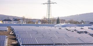 Photovoltaik. Ansicht einer Dachinstallation mit Solarpanelen auf einem Gebäude (Foto: picture alliance / imageBROKER | Manuel Kamuf)