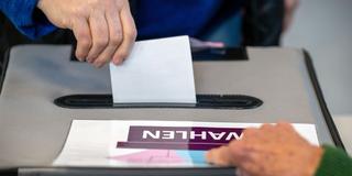 Ein Stimmzettel wird in eine Wahlurne gesteckt (Foto: picture alliance/dpa | Harald Tittel)