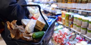 Ein gut gefüllter Einkaufkorb in einem Supermarkt (Foto: picture alliance/dpa | Marcus Brandt)