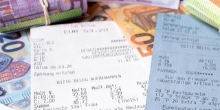 Nahaufnahme von Geldscheinen und Kassenbons (Foto: picture alliance / CHROMORANGE | MICHAEL BIHLMAYER)