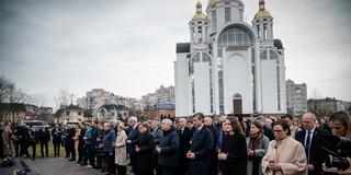 Teilnehmer der Gedenkveranstaltung zur Befreiung von Butscha, Ukraine (Foto: picture alliance/dpa/Ukrainian Foreign Ministry Press Office | Eduard Khryzhanivsky)