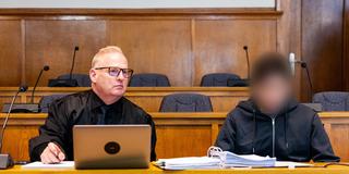 Verteidiger Michael Rehberger sitzt neben seinem Mandanten im Saal des Landgerichtes Saarbrücken (Foto: picture alliance/dpa | Laszlo Pinter)