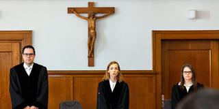 Die Vorsitzende Richterin Jennifer Klingelhöfer leitet im Saal 38 des Landgerichts Saarbrücken die Urteilsverkündung im Prozess um die tödlichen Schüsse auf den Polizeioberkommissar in Völklingen (Foto: picture alliance/dpa | Laszlo Pinter)