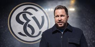 Christian Weber mit dem Logo der SVE im Hintergrund. Fotomontage. (Foto: picture alliance / Fußball-News Saarland | Sebastian Bach)