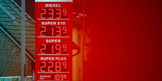 Spritpreise sind auf der Anzeigetafel einer Tankstelle zu sehen (Foto: picture alliance/dpa | Jonas Walzberg)