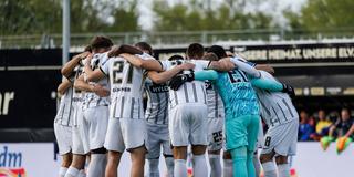 Spieler der SV Elversberg bilden einen Mannschaftskreis vor einem Spiel (Foto: picture alliance / Eibner-Pressefoto | Alexander Neis)