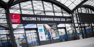 Hannover Messe 2026. Schilder heißen Besucher auf der Hannover Messe 2026 willkommen.  (Foto: picture alliance/dpa | Julian Stratenschulte)