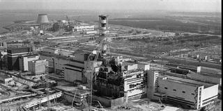 Das Kernkraftwerk Tschernobyl ist in einer Luftaufnahme zu sehen, die die Schäden einer Explosion und eines Feuers am 26. April 1986 zeigt. (Foto: picture alliance/dpa/AP | Volodymyr Repik)