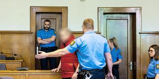 Der Angeklagte im Prozess um einen getöteten Gerichtsvollzieher wird von Justizvollzugsbeamten in den Saal 38 des Landgerichts Saarbrücken geführt.  (Foto: picture alliance/dpa | Laszlo Pinter)