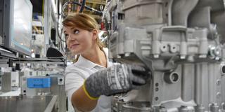Eine Mitarbeiterin der ZF Friedrichshafen montiert ein Getriebe. (Foto: picture alliance / dpa | Felix Kästle)