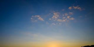 Ein Segelboot zieht bei Sonnenuntergang über den Bostalsee. (Foto: picture alliance / BeckerBredel )
