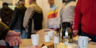 Teller mit Brot und Wurst stehen auf dem Tisch in einer Wärmestube. (Foto: picture alliance / dpa | Gregor Fischer)