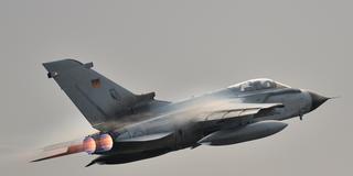 Ein Bundeswehr-Aufklärungsflugzeug vom Typ Tornado startet. (Foto: picture alliance / dpa | Harald Tittel)