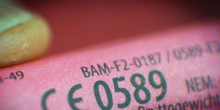 Das CE-Prüfsiegel der Bundesanstalt für Materialforschung (BAM) ist auf einem Feuerwerkskörper zu sehen (Foto: picture alliance / dpa | Tobias Kleinschmidt)