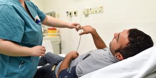 Behandlung in einer Notfallambulanz (Foto: picture alliance / dpa | Uwe Anspach)