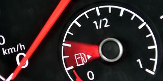 Die Nadel der Tankanzeige eines Pkw (Foto: picture alliance / dpa | Hendrik Schmidt)