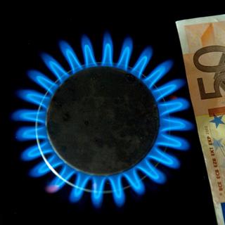Euro-Scheine liegen neben einer Gasflamme auf einem Küchenherd (Symbolbild) (Foto: picture alliance / dpa | Patrick Pleul)