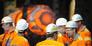 Arbeiter in der Schmiede bei SAARSTAHL (Foto: dpa)
