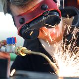 Schweißarbeit eines Auszubildenden (Foto: Waltraud Grubitzsch/dpa)