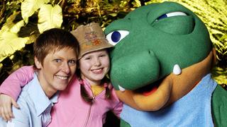 Iris Gruttmann (l), ihre Nicht Joy und Krokodil Schnappi stürmen mit dem Song "Schnappi" die Charts in Deutschland (Handout vom 22.12.2004).  (Foto: picture-alliance/ dpa/dpaweb | DB Universal Music Hamburg)