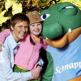 Iris Gruttmann (l), ihre Nicht Joy und Krokodil Schnappi stürmen mit dem Song "Schnappi" die Charts in Deutschland (Handout vom 22.12.2004).  (Foto: picture-alliance/ dpa/dpaweb | DB Universal Music Hamburg)