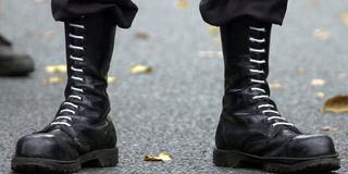 Sogenannte Springerstiefel trägt ein Teilnehmers einer Demonstration der rechten Szene. (Foto: dpa)