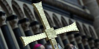 Ein Metallkreuz während eines Gottesdienstes im Trierer Dom (Foto: picture alliance / dpa | Harald Tittel)