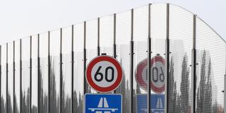 Ein Schild «Tempolimit 60 Kilometer pro Stunde» steht an einer Autobahn. Symbolbild. (Foto: picture alliance / dpa | Soeren Stache)