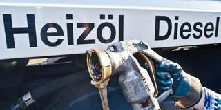  Ein Mitarbeiter eines Heizöllieferanten bereitet die Betankung eines Hauses vor. (Foto: picture alliance / dpa | Patrick Pleul)